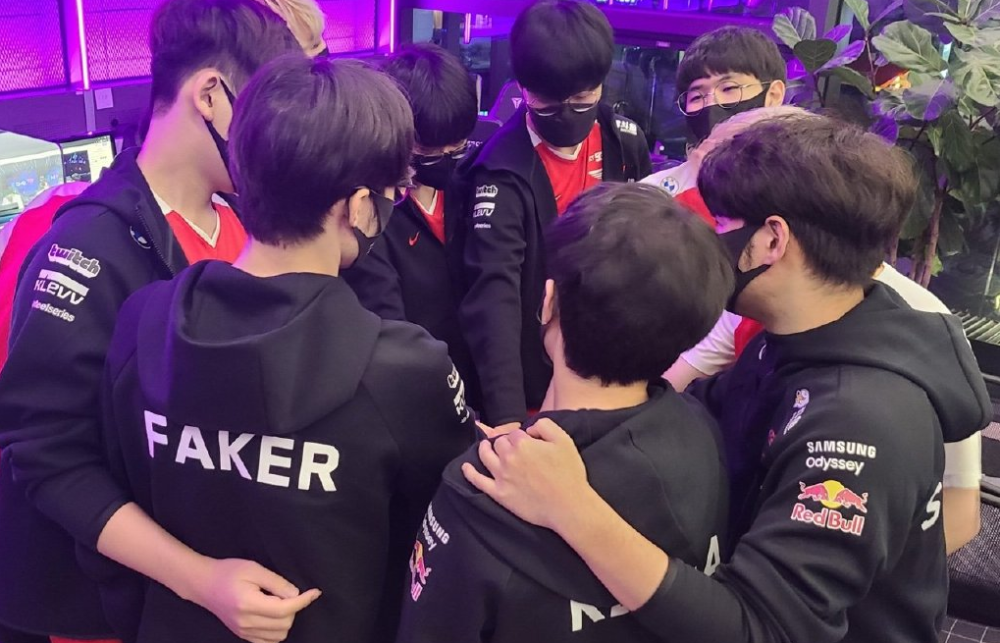 还是他身边 还是他身边