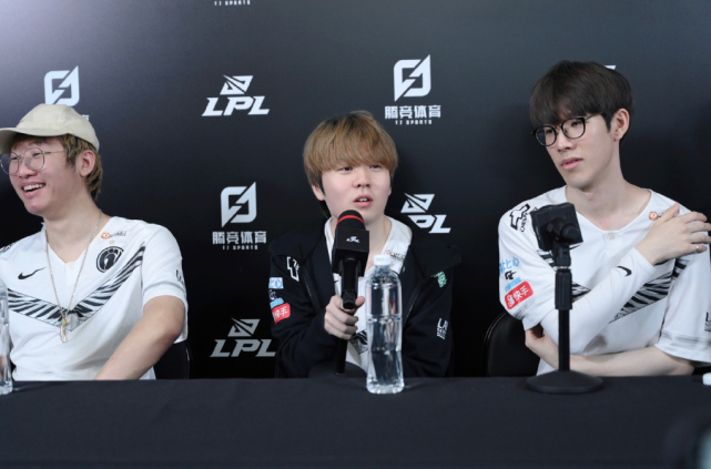 并在关键时 并在关键时