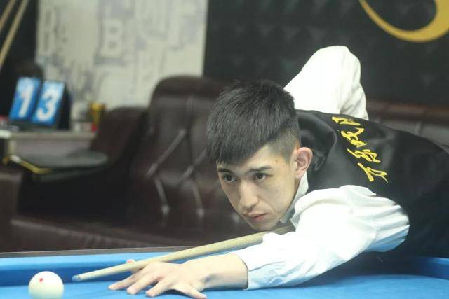 而在壁球场 而在壁球场