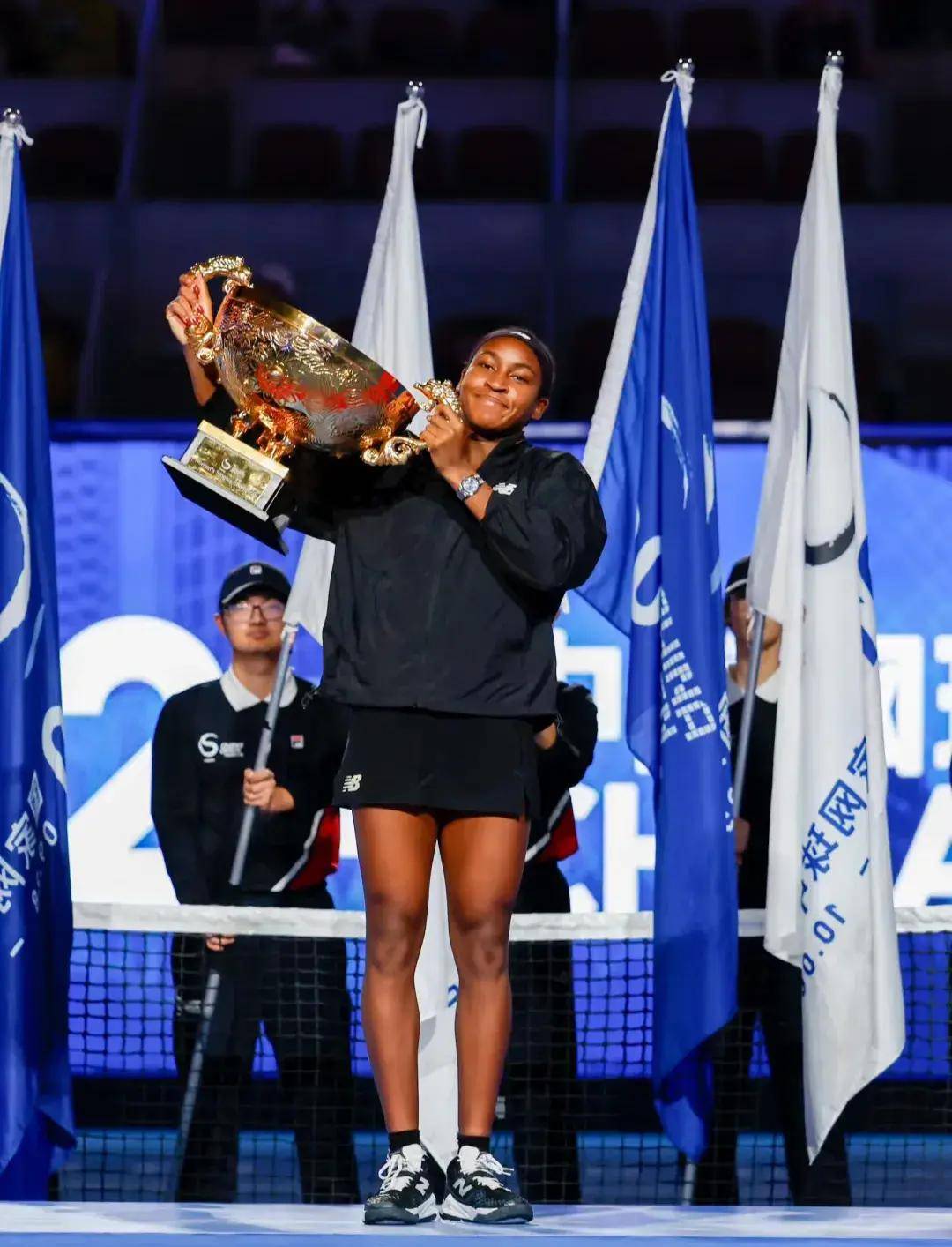 紧随其后 紧随其后